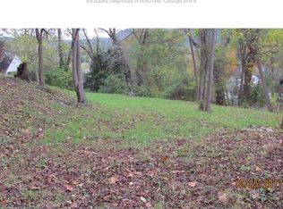 1048 College Cir, Saint Albans, WV 25177