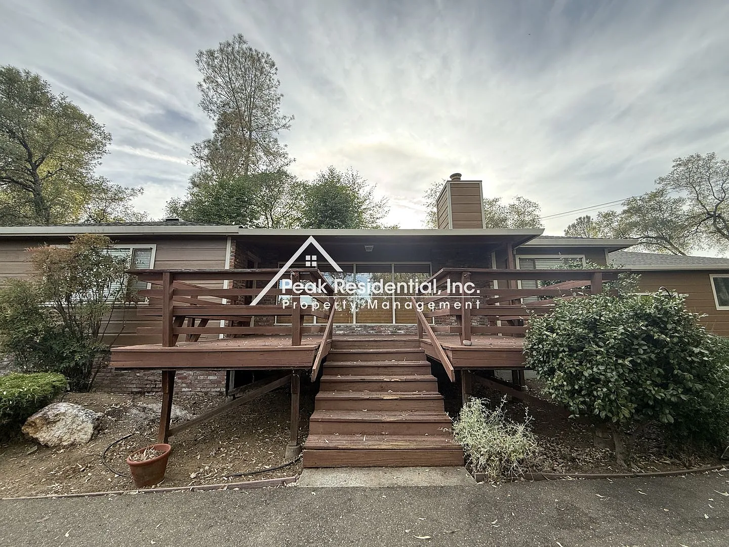 Spacious 4bd/1.5ba Auburn Home with 2 Car Garage — Photo 2