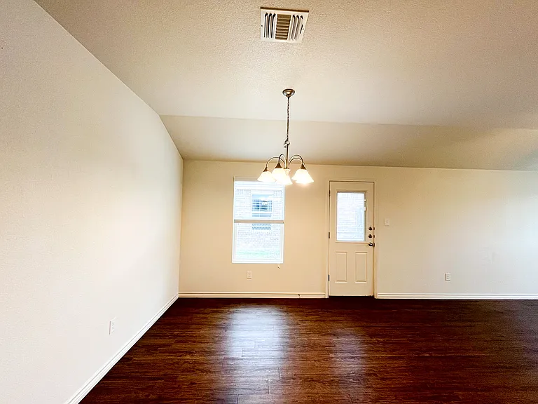 1515 Justin Loop #B — Photo 8