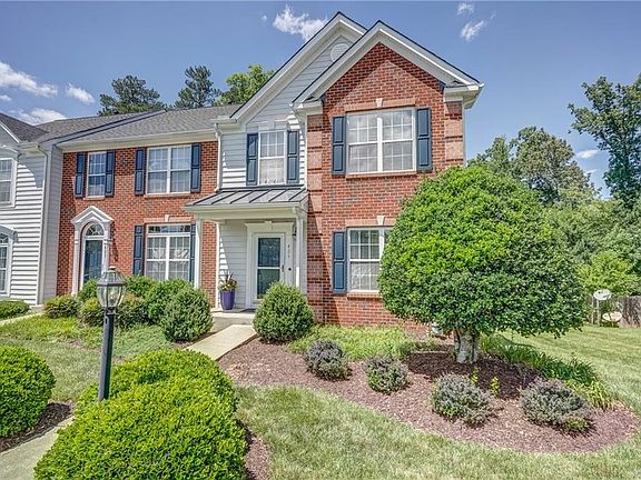 3rd image of 421 Kingscote Ln
