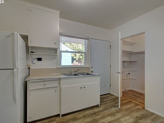 5th image of 2810 Watson Ave