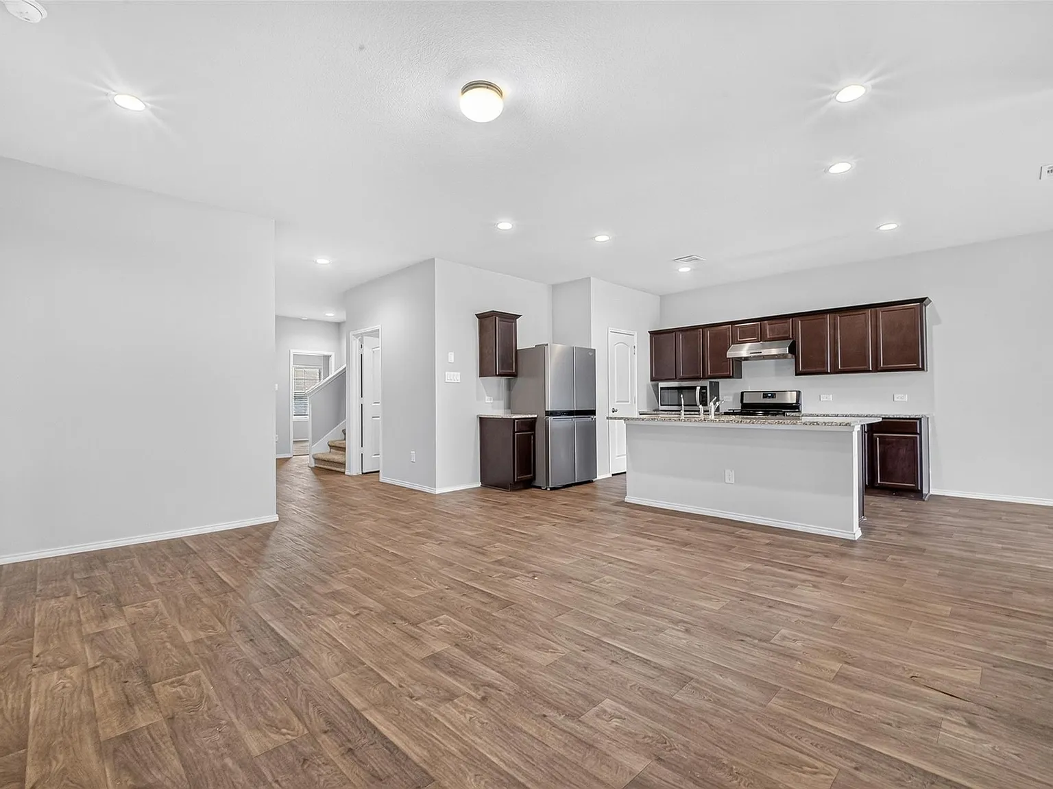 4 bed, 2.5 bath, 2385 sqft, $2,200 — Photo 4