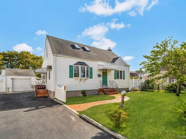 29 Manetto Road, Farmingdale, NY 11735