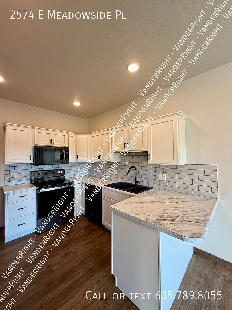 Beautiful 3-Bedroom, 2.5-Bathroom End-Unit Townhome with Attached 2-Stall Garage! — Photo 3