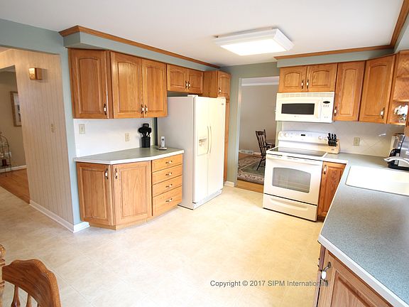 3rd image of 449 Sprucewood Ter