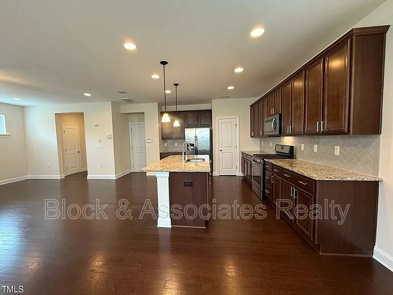 238 Begen St — Photo 6