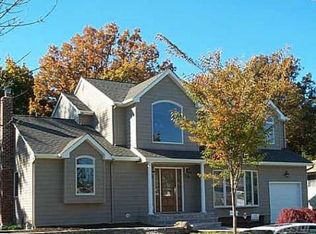 14 Beaumont Dr, Plainview, NY 11803