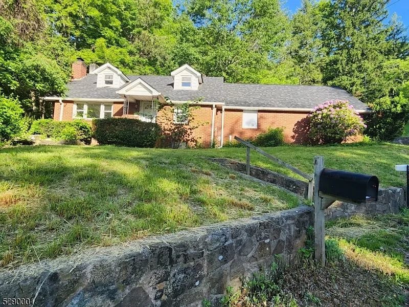 4 bed, 1.0 bath, $2,300 — Photo 1