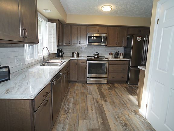 3rd image of 372 Pheasant Run Dr