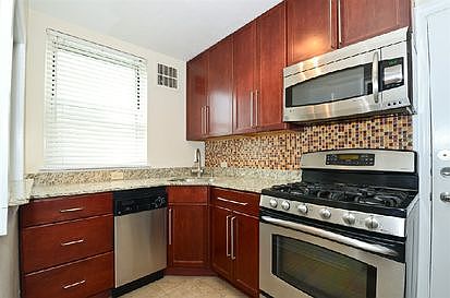 4th image of 804 Oakton St APT 1E