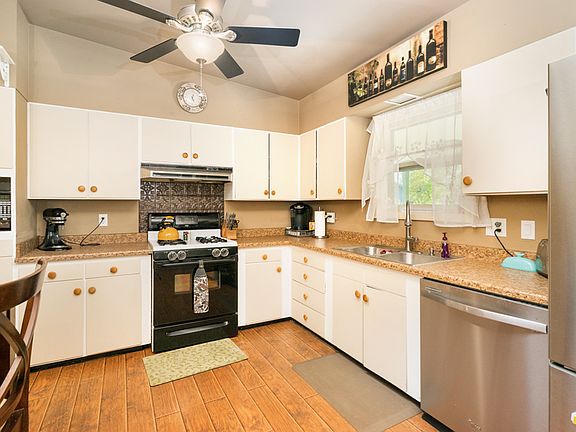 3rd image of 2204 Dahlia Ln