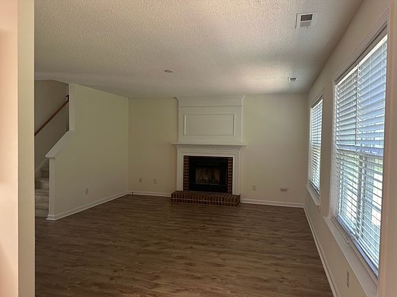 3rd image of 124 Fairford Dr