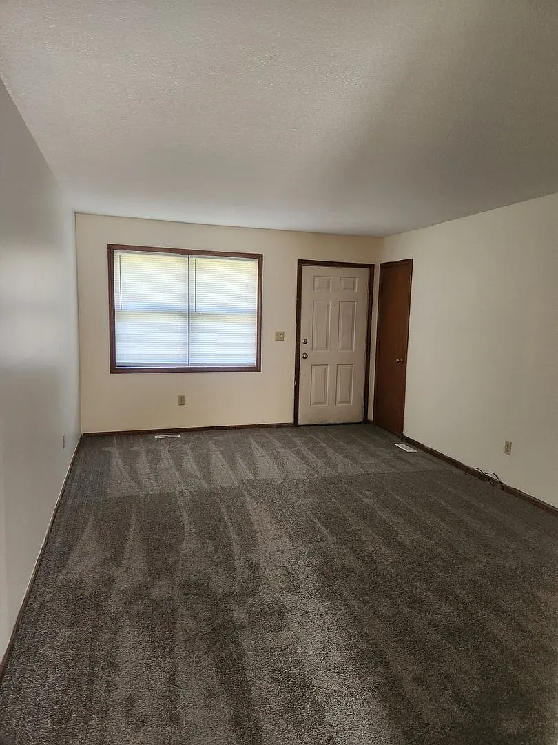 Building Photo - 413 N Ridgeview Dr