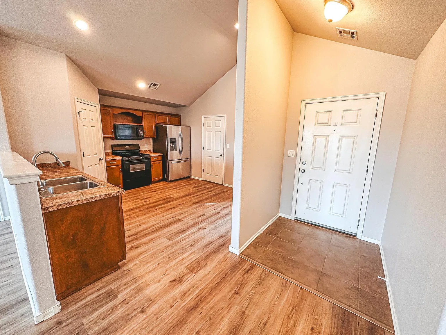 3 bed, 1250 sqft, $1,800 — Photo 3