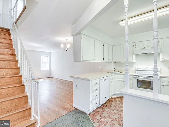 4th image of 1185 N Vernon St