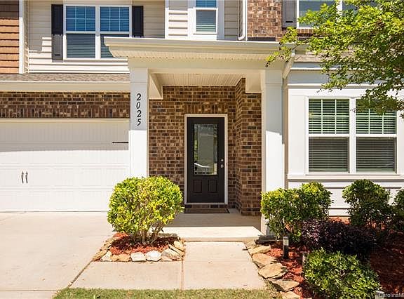 3rd image of 2025 Newport Dr