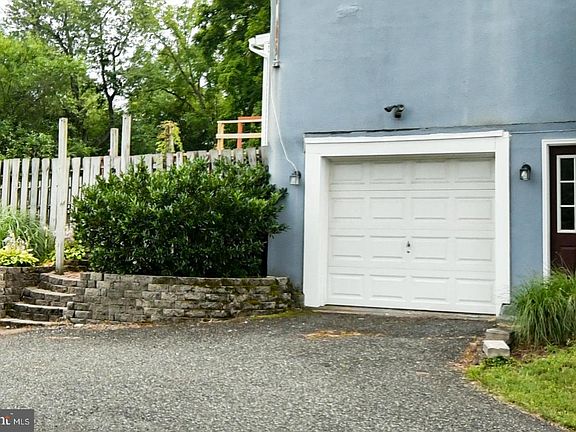 5th image of 2742 N Charlotte St
