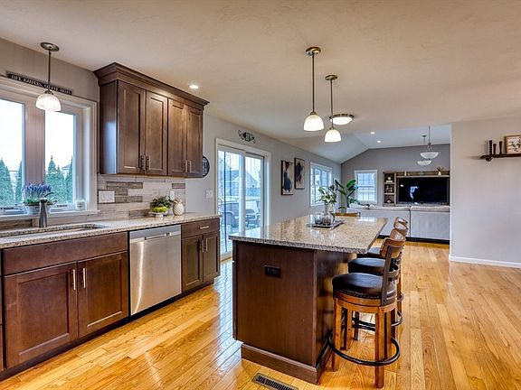 4th image of 44 Gedney Dr