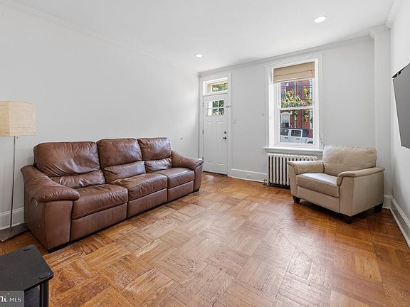 2nd image of 3693 Calumet St