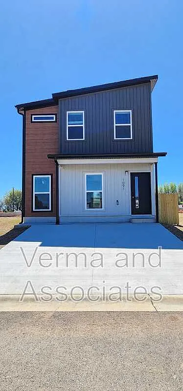 3 bed, 2.5 bath, 1250 sqft, $1,445 — Photo 1
