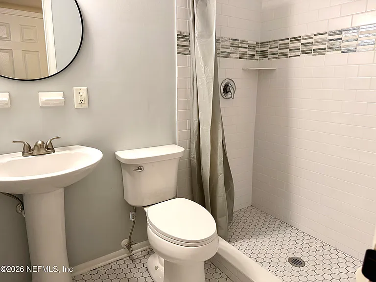 2909 Lauderdale Dr E — Photo 13