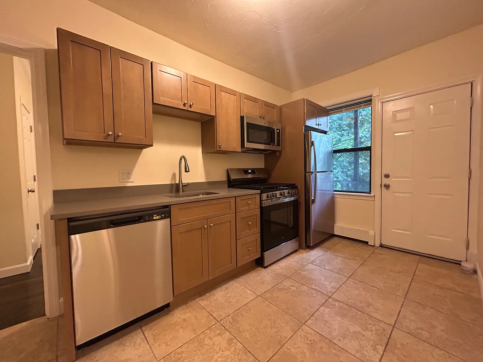 4 bed, 1500 sqft, $3,167 — Photo 2