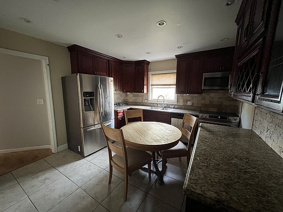 5th image of 46 Bennett Ave #1