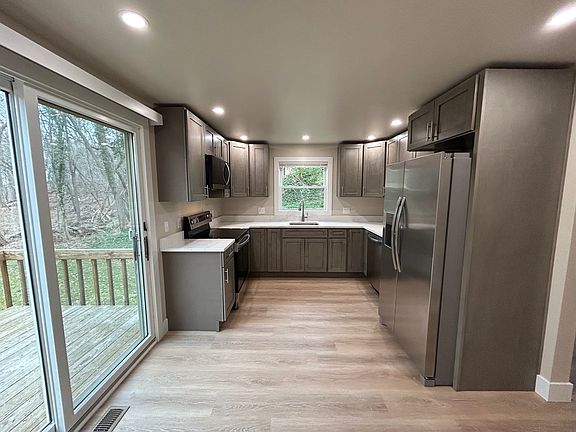 2nd image of 748 Liberty St #2