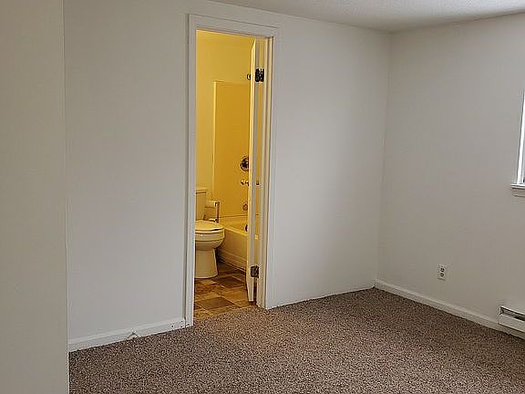 Unit B master bedroom connectstobath