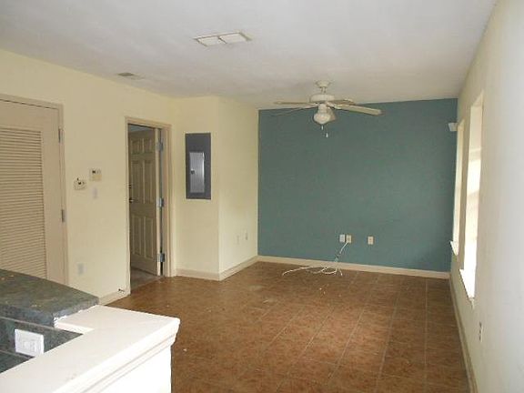 4th image of 1609 W Pensacola St #221