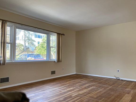 Livingroom window to street