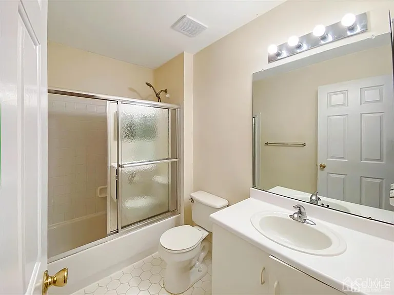 48 Berkshire Way — Photo 20