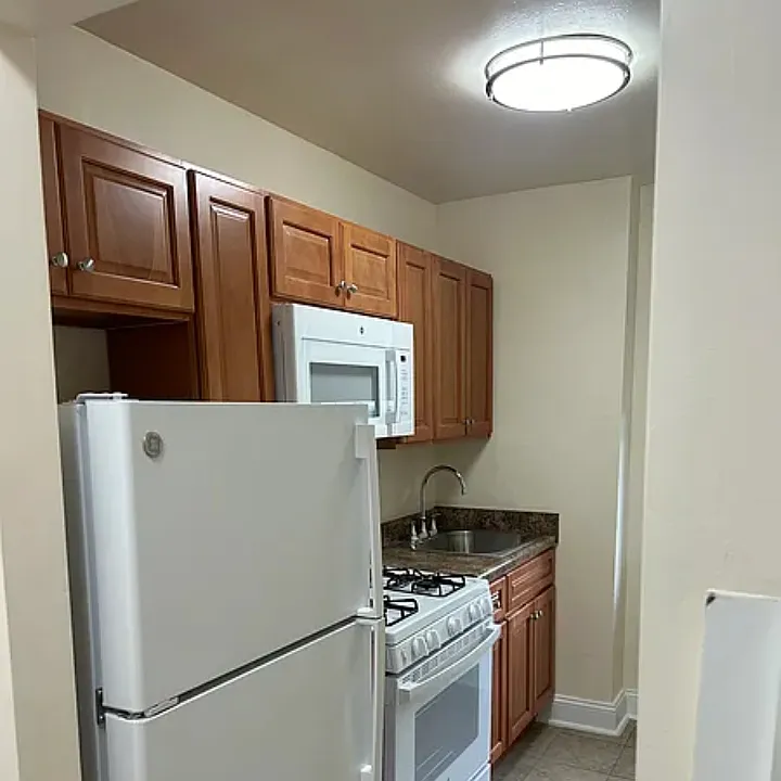 2662 W 2nd St #3D