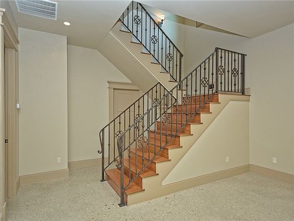 5th image of 722 Harris Ave Unit B