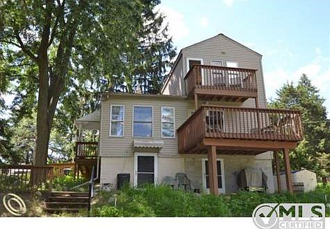 $139,900 Lakeside GETAWAY!