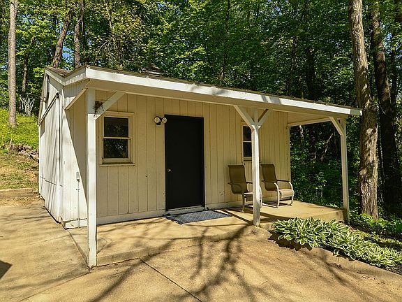 Detached Shed/1 Car Garage