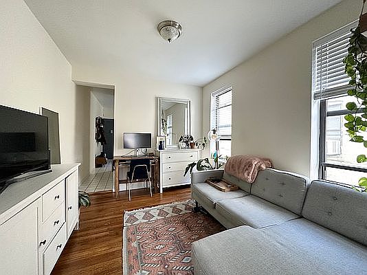 2nd image of 115 W Washington Pl #21