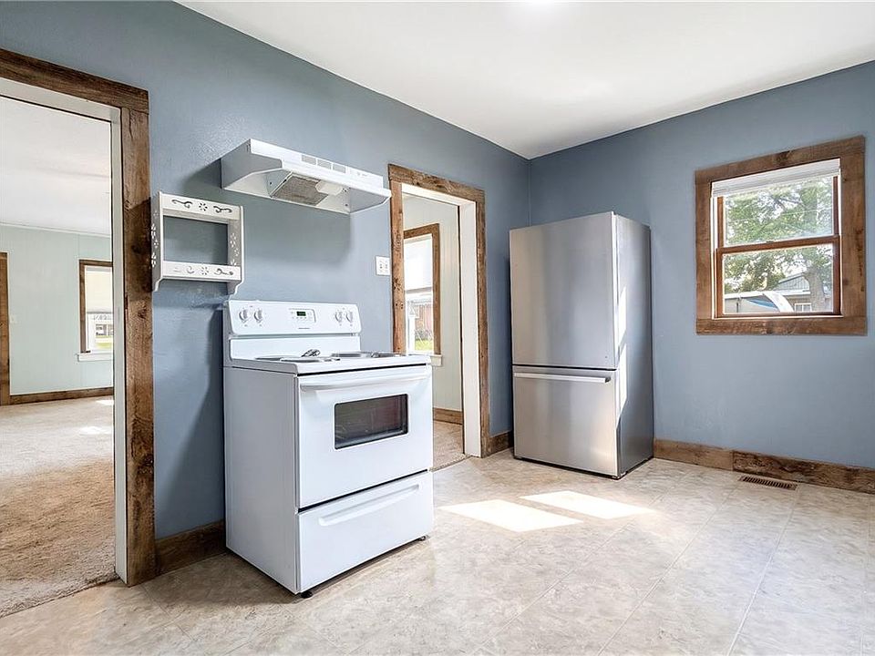 7th image of 701 E 4th St