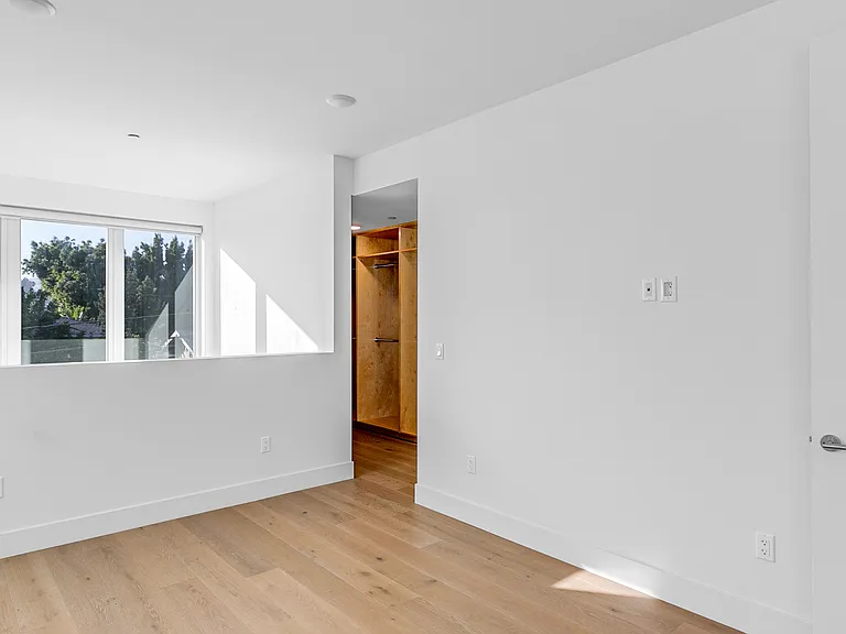 2000 N Beachwood Dr #101 — Photo 16