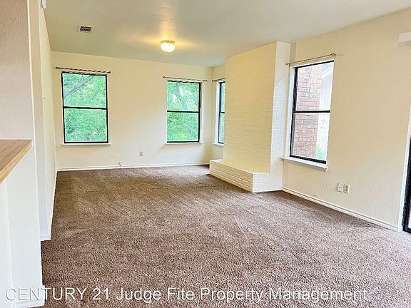 2nd image of 605 W Oak St APT 12