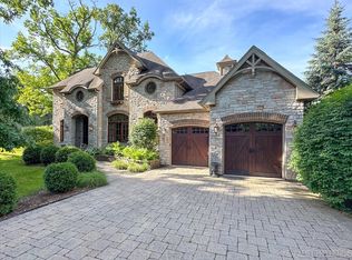 28W551 Woodland Rd, Warrenville, IL 60555