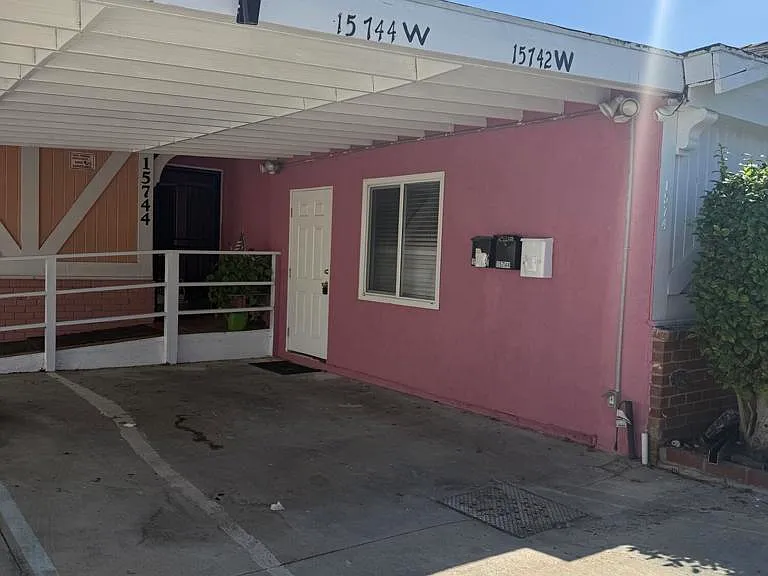 15744 1/2 W Saticoy St — Photo 1