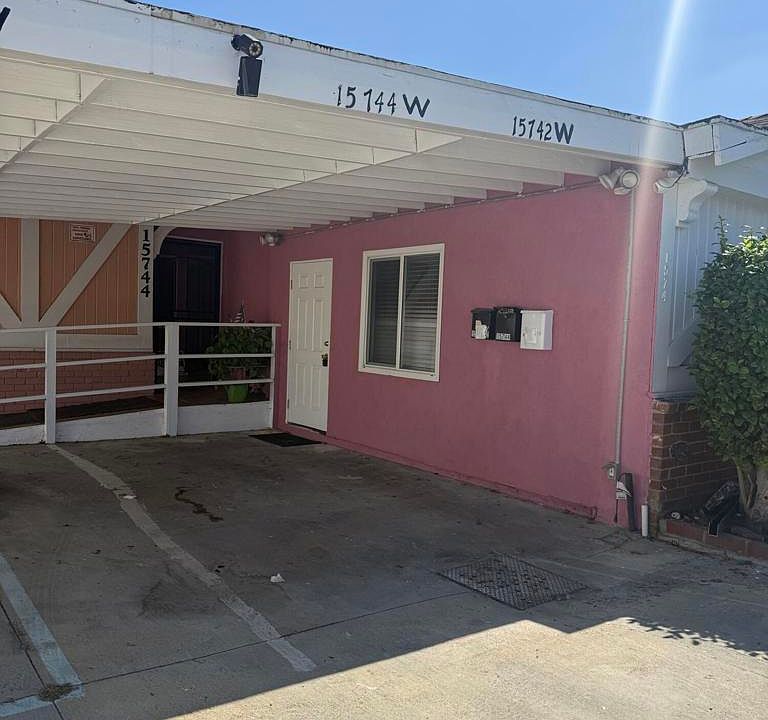 1st image of 15744 1/2 W Saticoy St