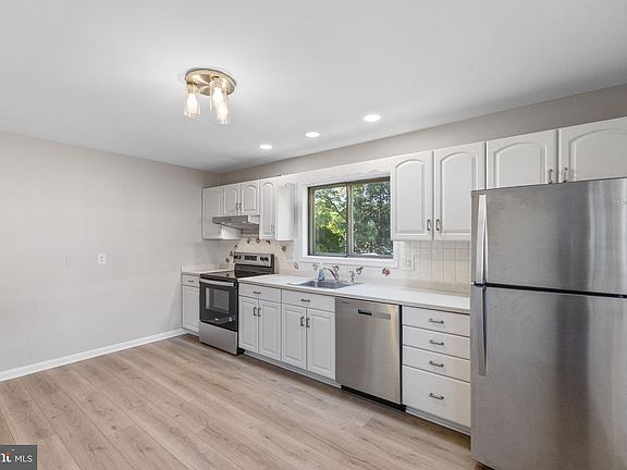 3rd image of 2892 Balmoral Dr
