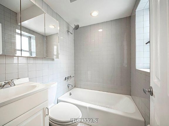 5th image of 425 Lincoln Pl APT 2RT