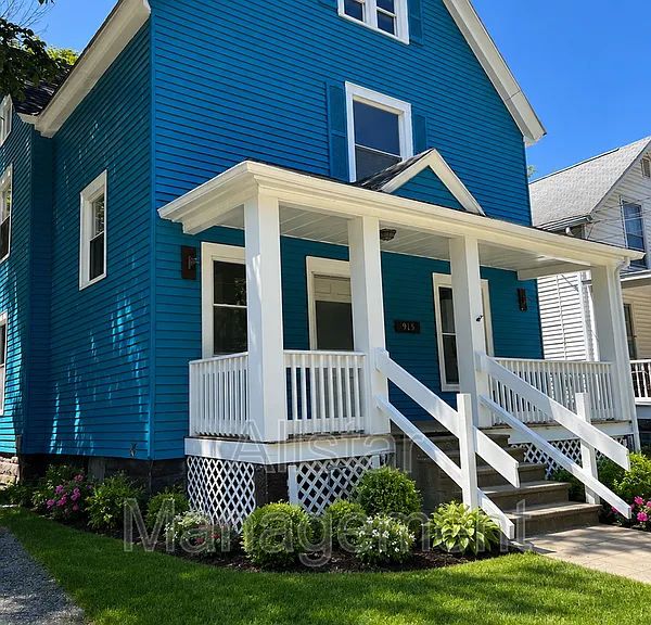 915 East Ave — Photo 1