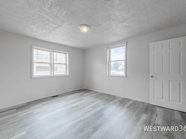 4901 Magoun Ave #1R — Photo 7