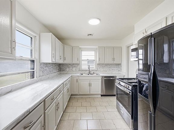 5th image of 220 W 9th St