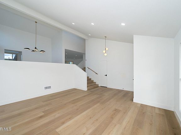 4th image of 278 Spindlewood Ave