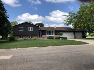 401 Corkery Dr, Sumner, IA 50674